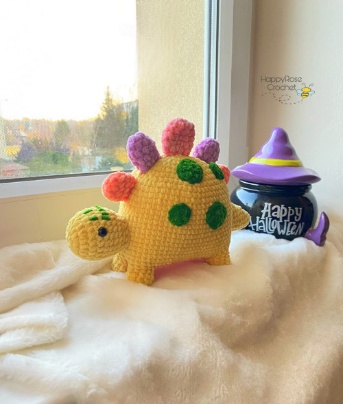 Veselý háčkovaný dinosaurus — foto 2