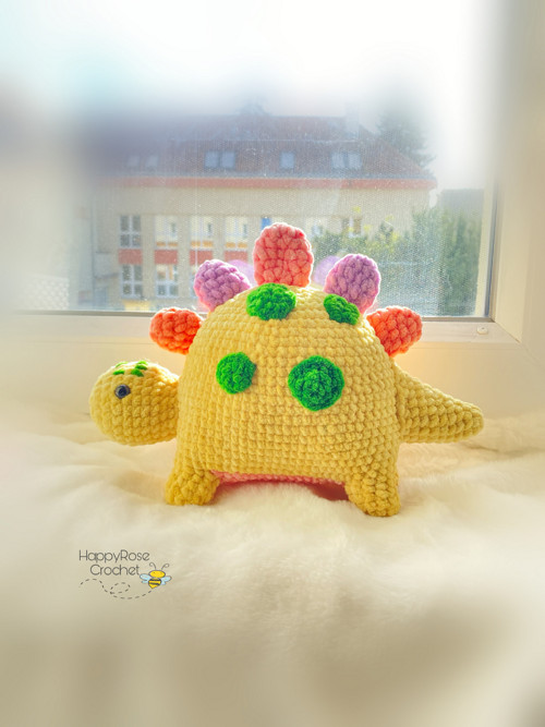 Veselý háčkovaný dinosaurus — foto 3