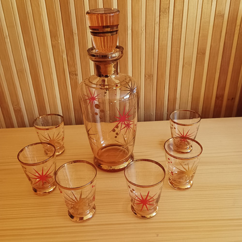 Karafa se šesti skleničkami — foto 4