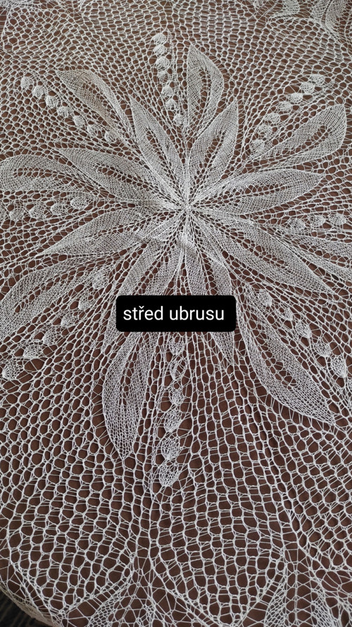 Pletený ubrus s konvalinkami. — foto 2