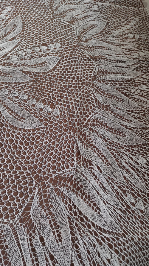Pletený ubrus s konvalinkami. — foto 4