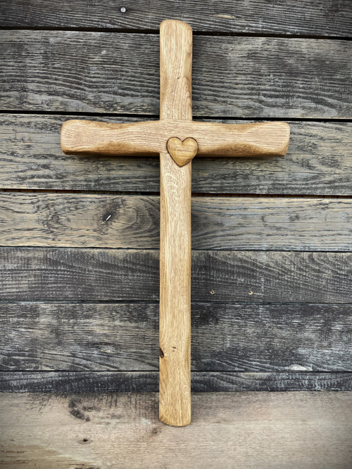 Dubový broušený kříž 50 cm se srdcem — foto 2