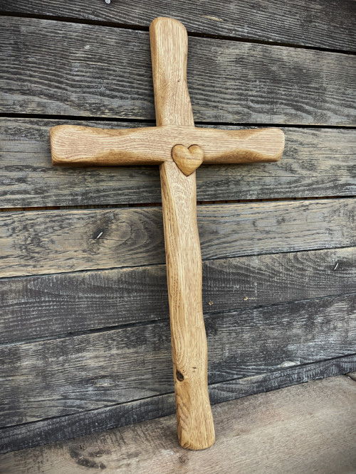 Dubový broušený kříž 50 cm se srdcem — foto 3