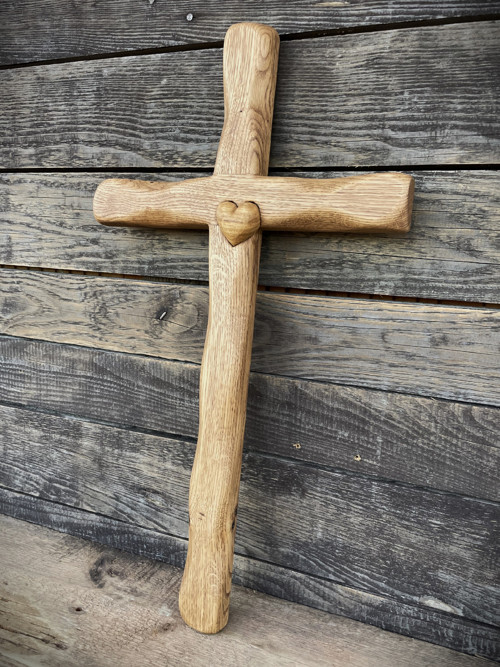 Dubový broušený kříž 50 cm se srdcem — foto 4