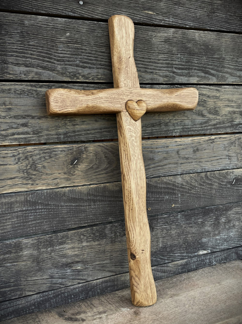 Dubový broušený kříž 50 cm se srdcem — foto 6