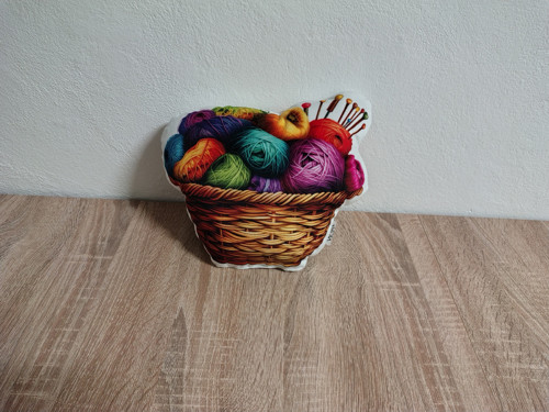 Košík s klubíčky/pletení - 3D polštář — foto 2