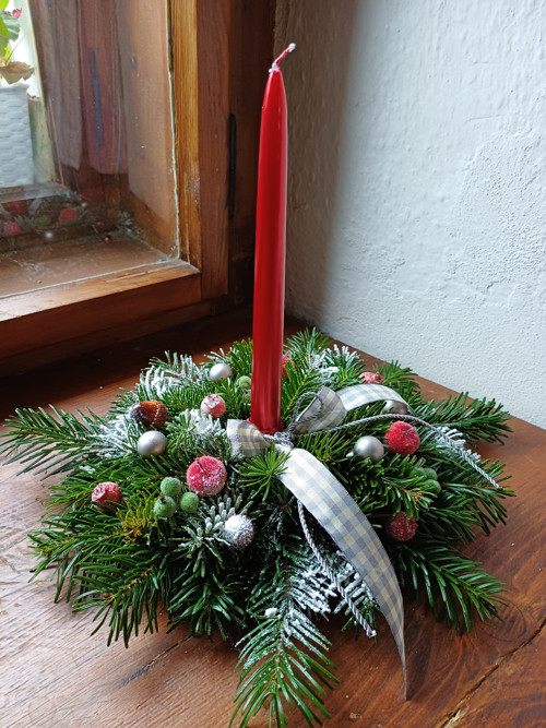 Svícen vánoční s červenou — foto 2