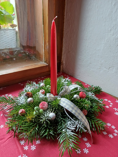 Svícen vánoční s červenou — foto 3