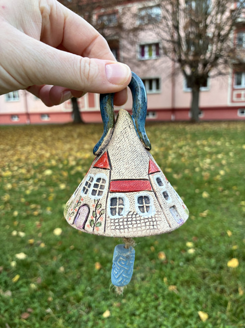 Keramický zvonek s domečky — foto 4