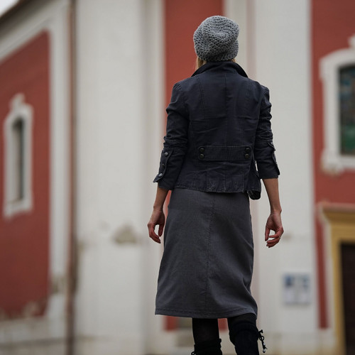 Áčková šedá sukně s výšivkou — foto 4