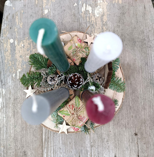 Barevné svíčky na kulatině — foto 3