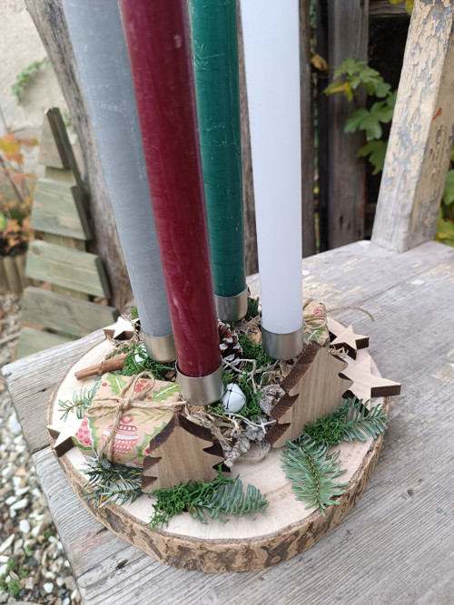 Barevné svíčky na kulatině — foto 2
