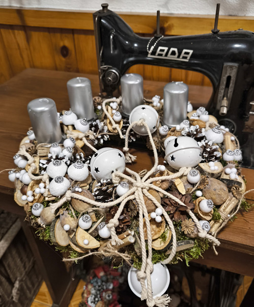 Adventní svícen s rolničkami — foto 2