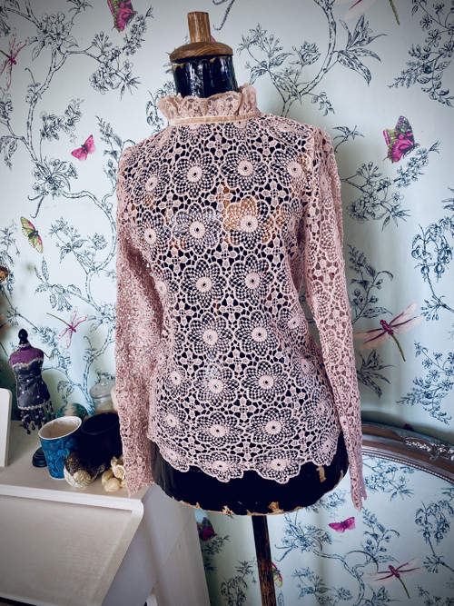 Halenka powder pink v krajkoví — foto 3