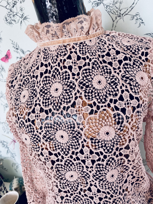 Halenka powder pink v krajkoví — foto 4