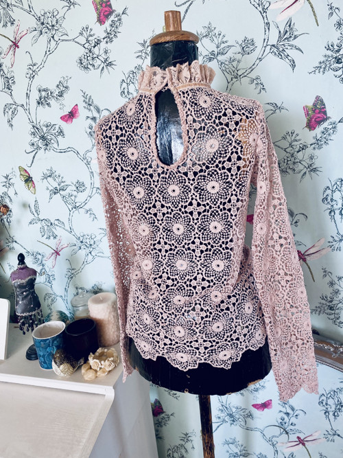 Halenka powder pink v krajkoví — foto 5