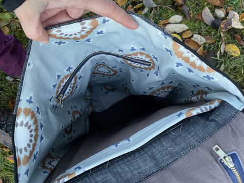 Upcyklovaný batoh BASIC má depresi rád — foto 4
