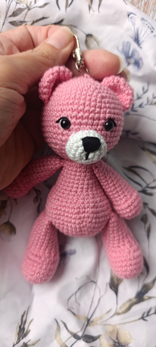 Háčkovaný přívěšek , klíčenka medvídek 14cm — foto 5