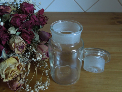 Lékárenská skleněná prachovnice — foto 2