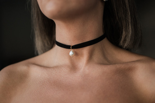 Sametový choker se sladkovodní perlou — foto 4