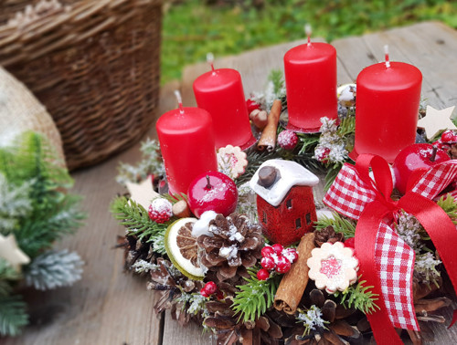 Adventní věneček s domečkem — foto 2