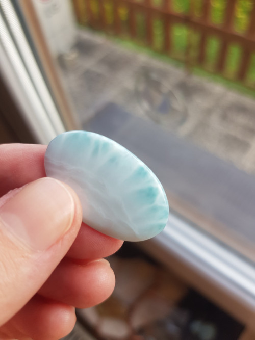Kabošon sněhobílomodrý larimar — foto 2