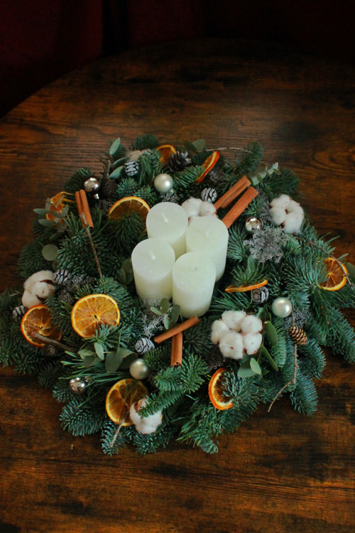 Bílý adventní věnec s pomeranči — foto 2