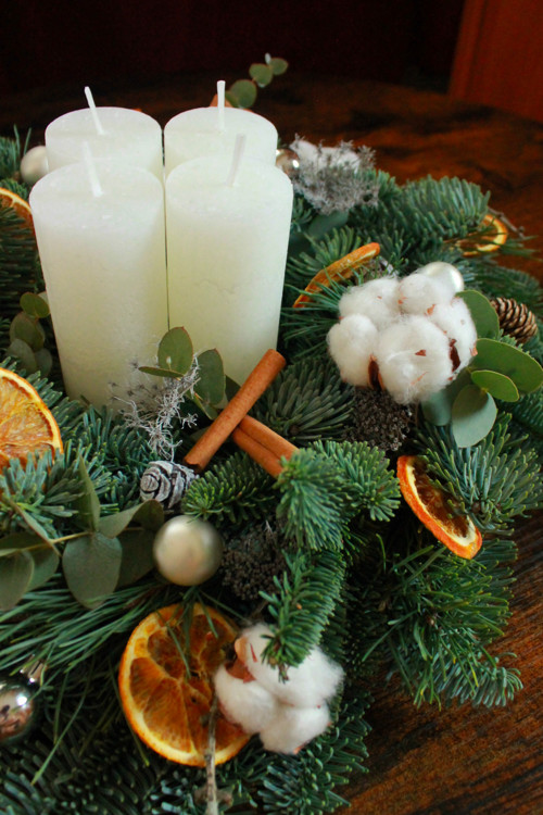 Bílý adventní věnec s pomeranči — foto 3