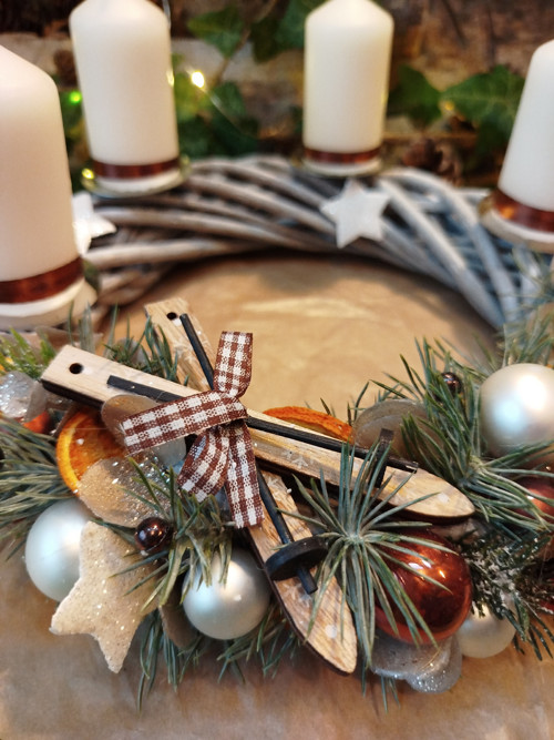 Adventní věnec s lyžemi 25cm — foto 2