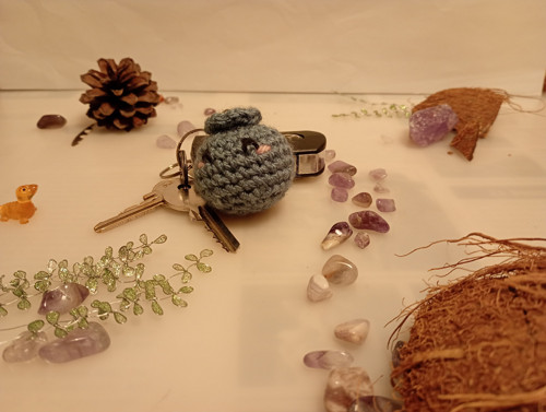 Modrá háčkovaná borůvka, klíčenka — foto 3