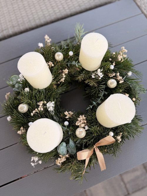 Bílý adventní věnec — foto 3
