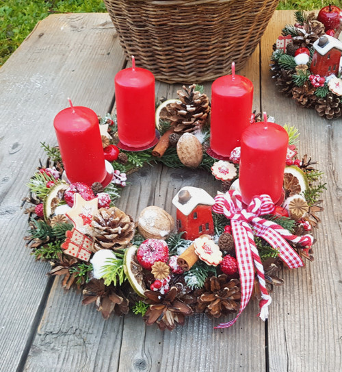 Adventní věneček s domečkem — foto 2