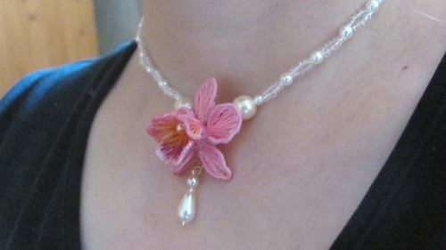 Orchidej, Cattleya tmavší, náhrdelník — foto 4