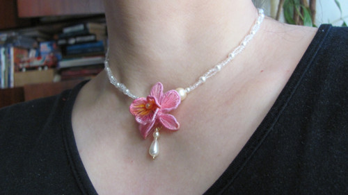Orchidej, Cattleya tmavší, náhrdelník — foto 2