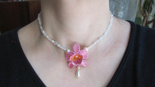 Orchidej, Cattleya tmavší, náhrdelník — foto 3