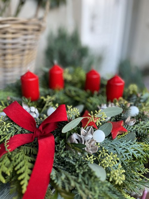 Adventní věnec v červené barvě — foto 4