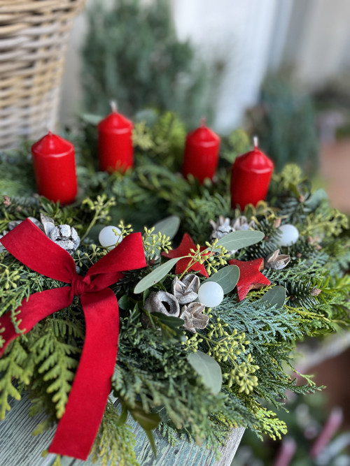 Adventní věnec v červené barvě — foto 2