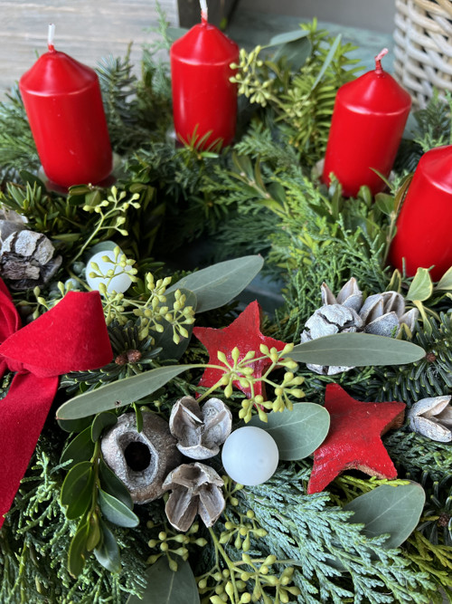 Adventní věnec v červené barvě — foto 3