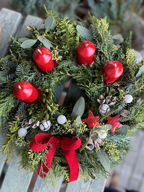 Adventní věnec v červené barvě — foto 5