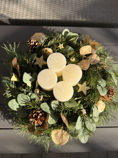 Zlatý adventní věnec s eucalyptem a šiškami — foto 2