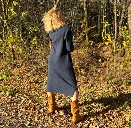 Svetrové šaty tmavě modré — foto 6