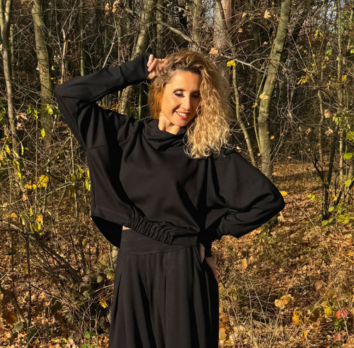 Volný rolák s gumou černý — foto 5