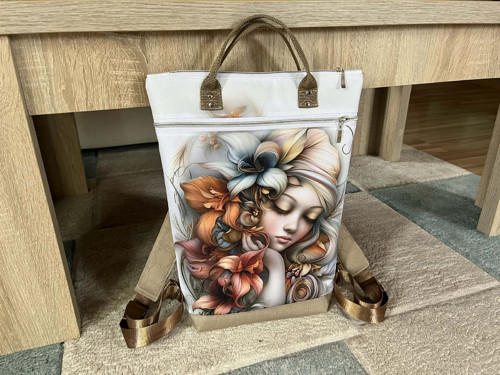 Dámský elegantní batoh s dívkou — foto 2