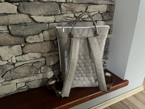 Dámský elegantní batoh s dívkou — foto 4