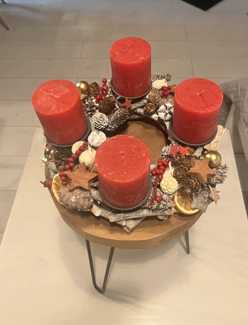 Adventní věnec v tradiční červené — foto 2