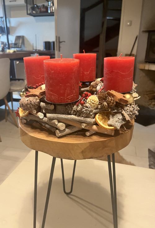 Adventní věnec v tradiční červené — foto 3