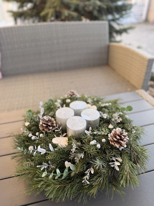 Stříbrný adventní věnec — foto 3