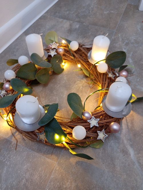 Věneček adventní trvanlivý s umělým eukalyptem — foto 2