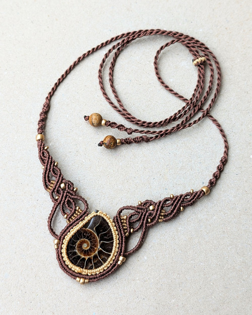 Macramé náhrdelník s amonitem — foto 3