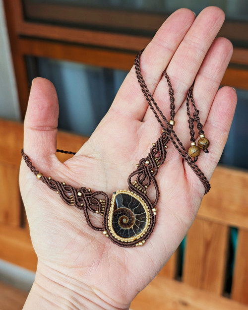 Macramé náhrdelník s amonitem — foto 4